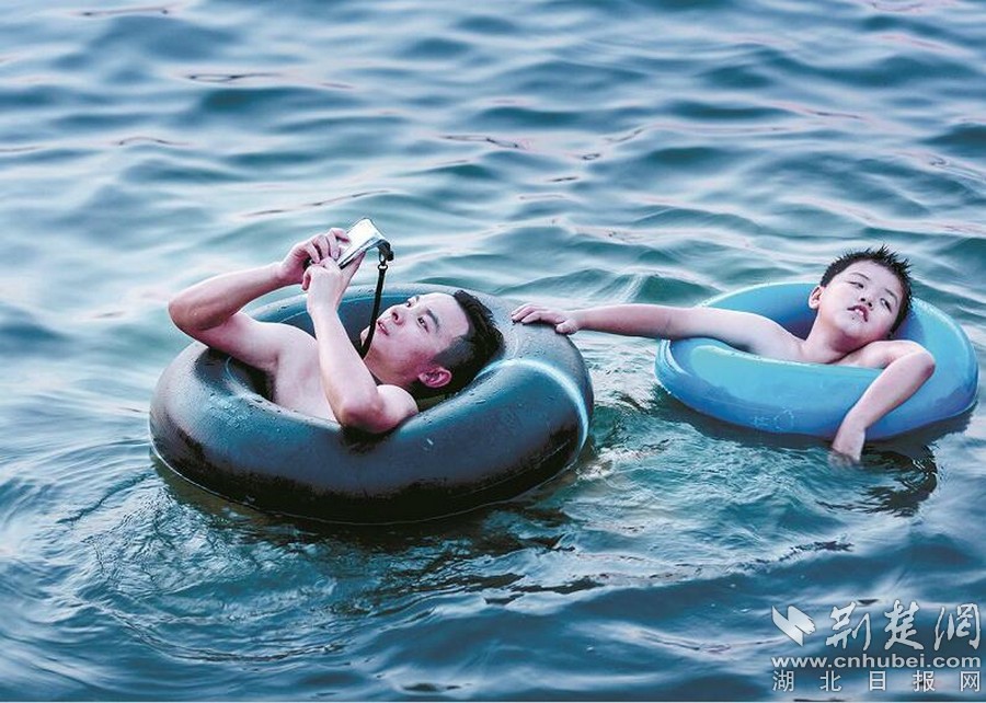 �Еr(sh��)�����ֲ�������������߀���֙C�����������^(gu��)����(ch��ng)�^�Ĺ����ˆT�Խo��һ�l���ѣ�ˮ�������Ŀ��Ҫ����İ�ȫ���R�������ӵļ��L(ch��ng)��ԓע������Ҫ���˵��^���֙C��ҕ��������o���Լ��ĺ����������֙C����������Ҳ����F��(sh��)������Ҫ�� �D�飺�|������һ�������^�塱���ڌ�(zhu��n)�����֙C